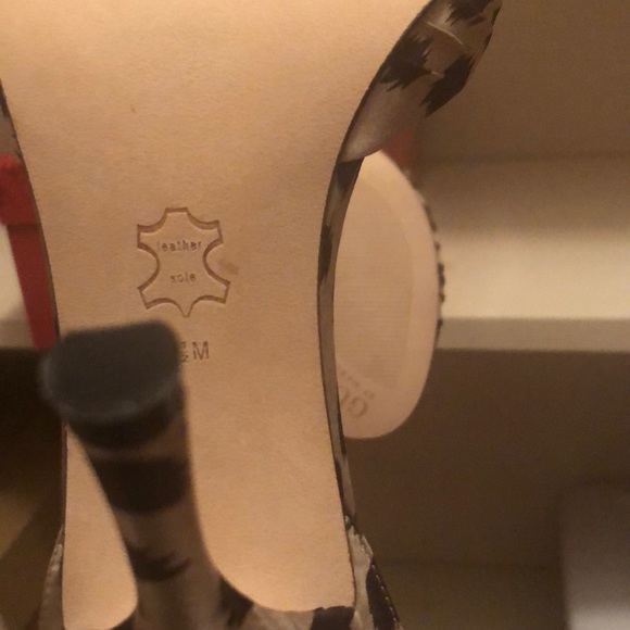 Guess satin stilettos, leather sole. - Picture 4 of 5